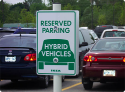 Rys 1. Parking Ikea – wydzielona, lepiej zlokalizowana strefa dla ekologicznych, hybrydowych pojazdów